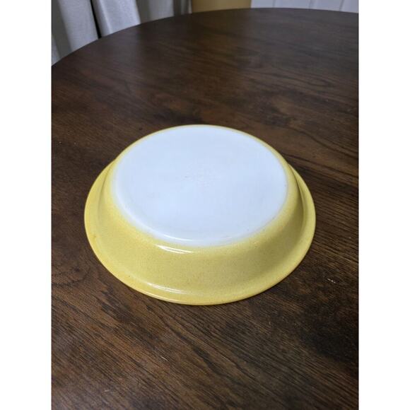Pyrex Vintage 8.5" Pie Plate Yellow White Milk Glass USA Ovenware Dish 209 - Picture 2 of 16